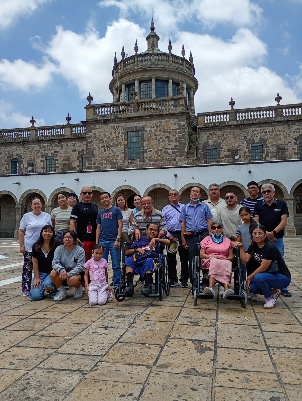 Fotografía grupal frente a un edificio histórico
